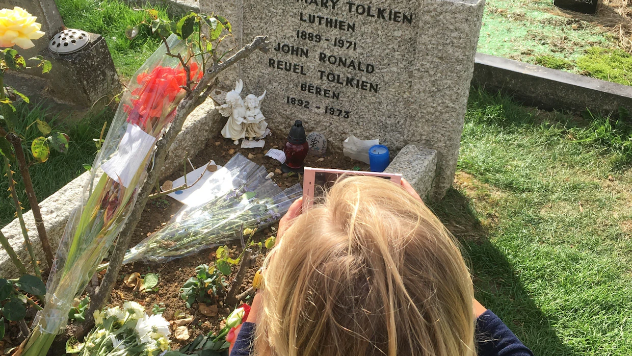 J.R.R. Tolkien kuoli 1973. Hänen hautansa Oxfordin pohjoispuolella Wolvercotessa on suosittu vierailukohde. Tuoreet kukat haudalla kertovat siitä.