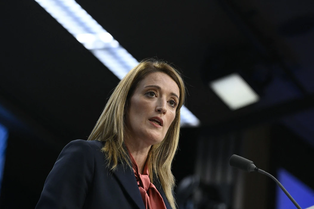 EU-parlamentin puhemies Roberta Metsola on aloittanut toimet kahden euroedustajan parlamentaarisen koskemattomuuden poistamiseksi. AFP/Lehtikuva.