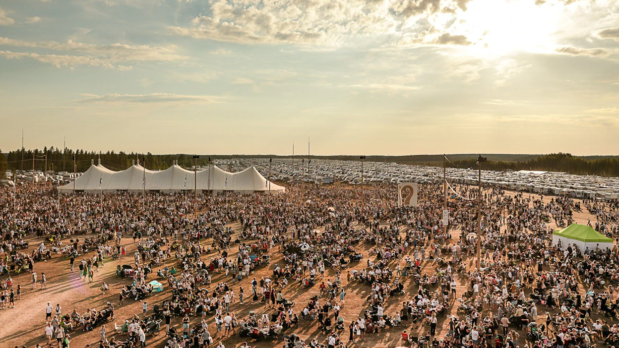 Onnettomuudessa nainen sai surmansa, kun operaattoriyhtiön omistaman GSM-tukiaseman linkkimasto kaatui myrskyssä tämän päälle. Kuva Pudasjärven Suviseuroilta kesäkuun lopulta. LEHTIKUVA / handout .