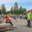 Yksi kokeneimmista suomalaisista kilpasahaajista ja edelleen Jonseredillä sahaava Esa Tumelius sai näyttää tarkkuussahauksen taitojaan kunnon yleisön edessä. Ilomantsissa samaan aikaan järjestetyt Karhufestivaalit saivat lajia tuntemattomatkin tutustumaan sahaajien taitoihin. Sää suosi ja sahat lauloivat.