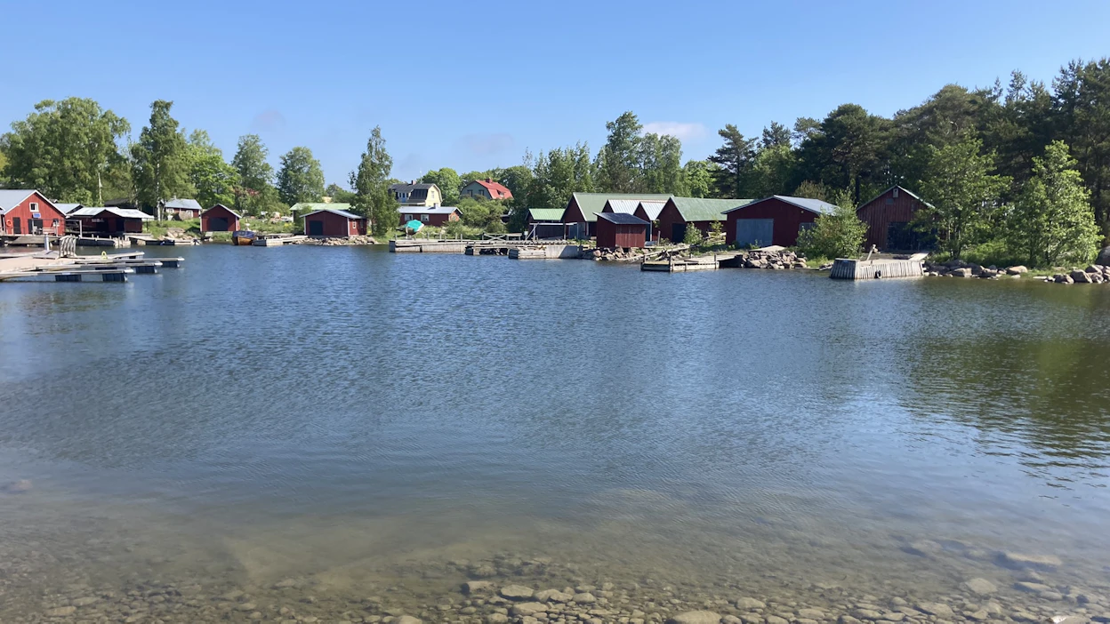 Kaunissaaren vanhassa kalastajakylässä asuu enää muutamia ihmisiä ympäri vuoden.