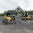 Parivertailussa Cat 305 CR ja Hyundai HX48AZ. Cat on monimutkaisempi ja hiukan kooltaan isompi kuin Hyundai, joka taas erottuu selkeydellään ja helppokäyttöisyydellään.