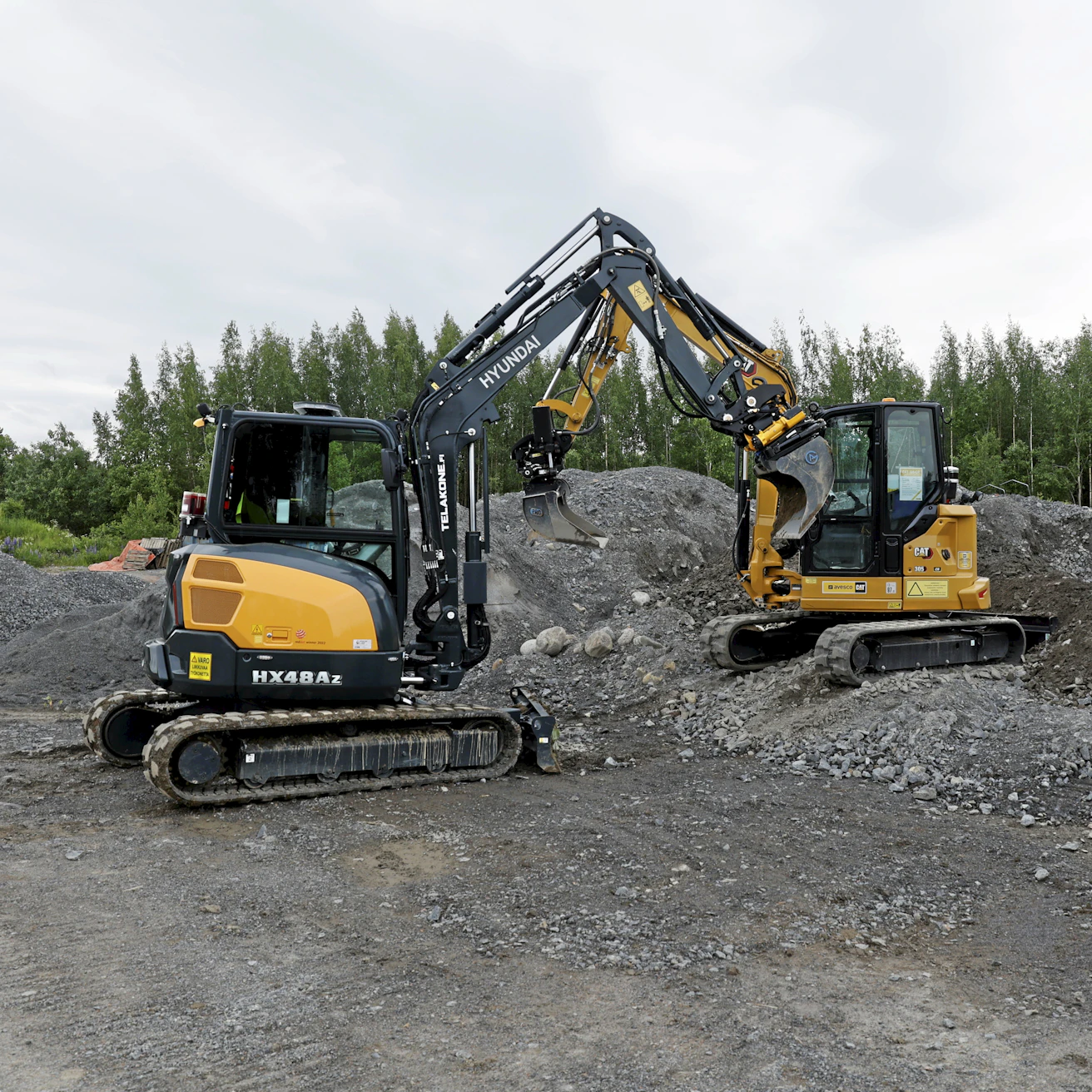Parivertailussa Cat 305 CR ja Hyundai HX48AZ. Cat on monimutkaisempi ja hiukan kooltaan isompi kuin Hyundai, joka taas erottuu selkeydellään ja helppokäyttöisyydellään.