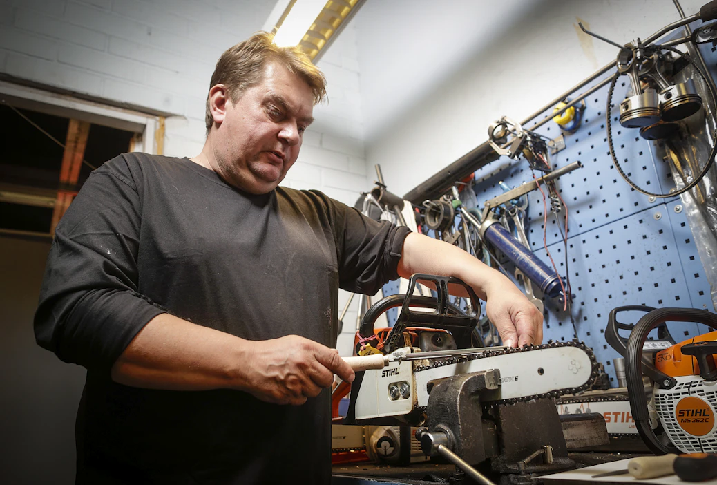Aloittelijalle viilapenkki on hyvä apuväline, sillä siihen sahan saa kiinni hyvään asentoon.
