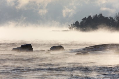 Meri näyttää savuavan, mutta se jäätyy pian.