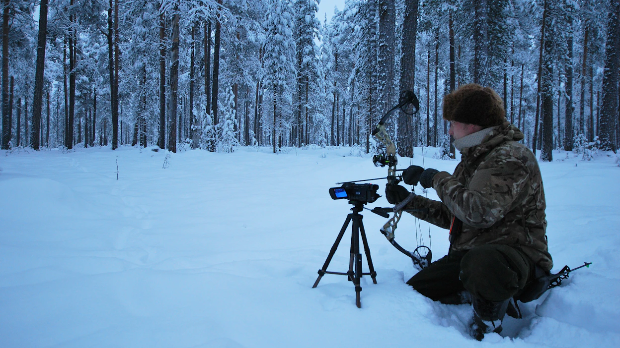 ”Sieltä jäniksen pitäisi kohta nelistää, ajo kulkee tänne päin”, jäniksen jälkien varrella metsästystapahtumaa videolle kuvaava Hämäläinen sanoo.