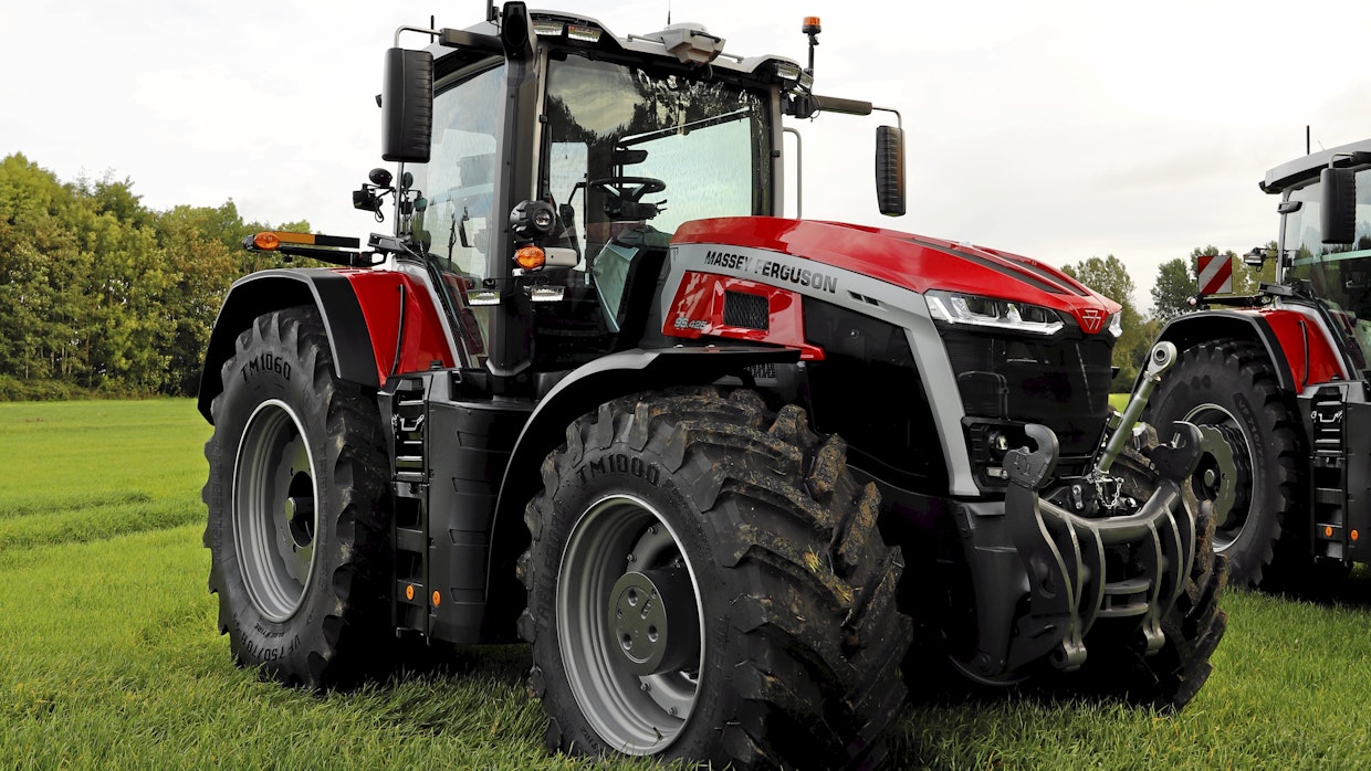 Massey Ferguson nousi Suomen rekisteröintitilastossa kakkossijalle vuonna 2025. Tehokkaimman rekisteröidyn traktorin paikkaa pitivät kuvan Massey Ferguson 9S.425:sen ohella Valtra S416.