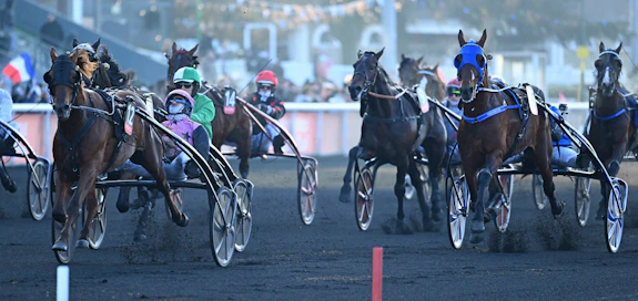 Se on siinä, näyttää nuori ohjastajalupaus Nicolas Bazíre huokaavan Hooker Berryn (12) rattailla. Viime kerran Prix d’Ameriquen voittokuski näyttäisi olevan mukana tälläkin kertaa.