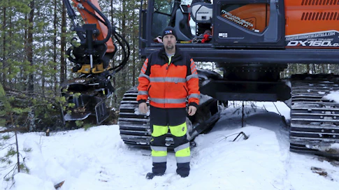 Henri Rantala päätyi tekemään energiapuunkorjuuta tasatakseen maarakennuksen kausivaihteluita.