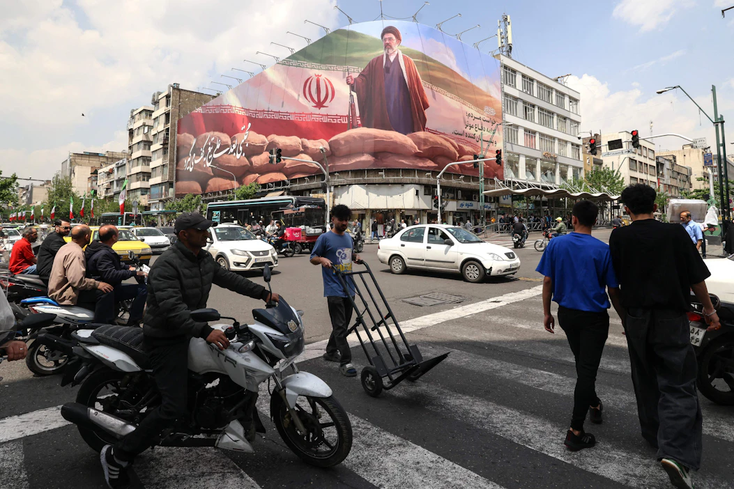 Iran ilmoitti maanantaina, ettei se ole tehnyt päätöstä neuvotteluihin osallistumisesta Yhdysvaltojen kanssa. Iranin korkein johtaja Mojtaba Khamenei on kuvattuna mainostaulussa pääkaupunki Teheranissa.