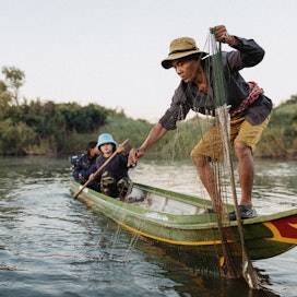 Lean Tat ja hänen isänsä Lean Buok kalastavat Mekongilla. Patojen vuoksi kalaa tulee paljon vähemmän kuin aikaisemmin.