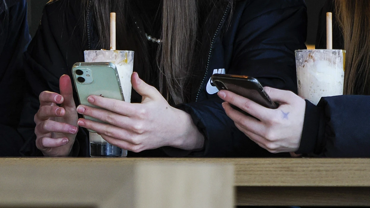 Nuoret erottavat uutismedioiden sisällöt muusta Tiktokin sisällöstä varsin hyvin. Yli 70 prosenttia kertoo luottavansa niihin. LEHTIKUVA / Timo Aalto.