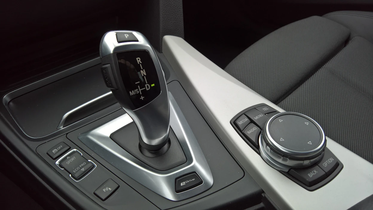 Myös muut autovalmistajat, kuten Audi, Porsche ja Tesla, siirtyvät tarjoamaan määräajaksi ostettavia lisävarusteita.
