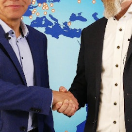 Joachim Dürr ja Eero Viiki kättelevät kaupat. 