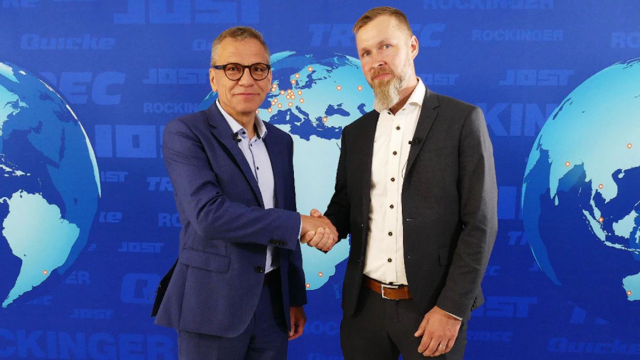 Joachim Dürr ja Eero Viiki kättelevät kaupat.