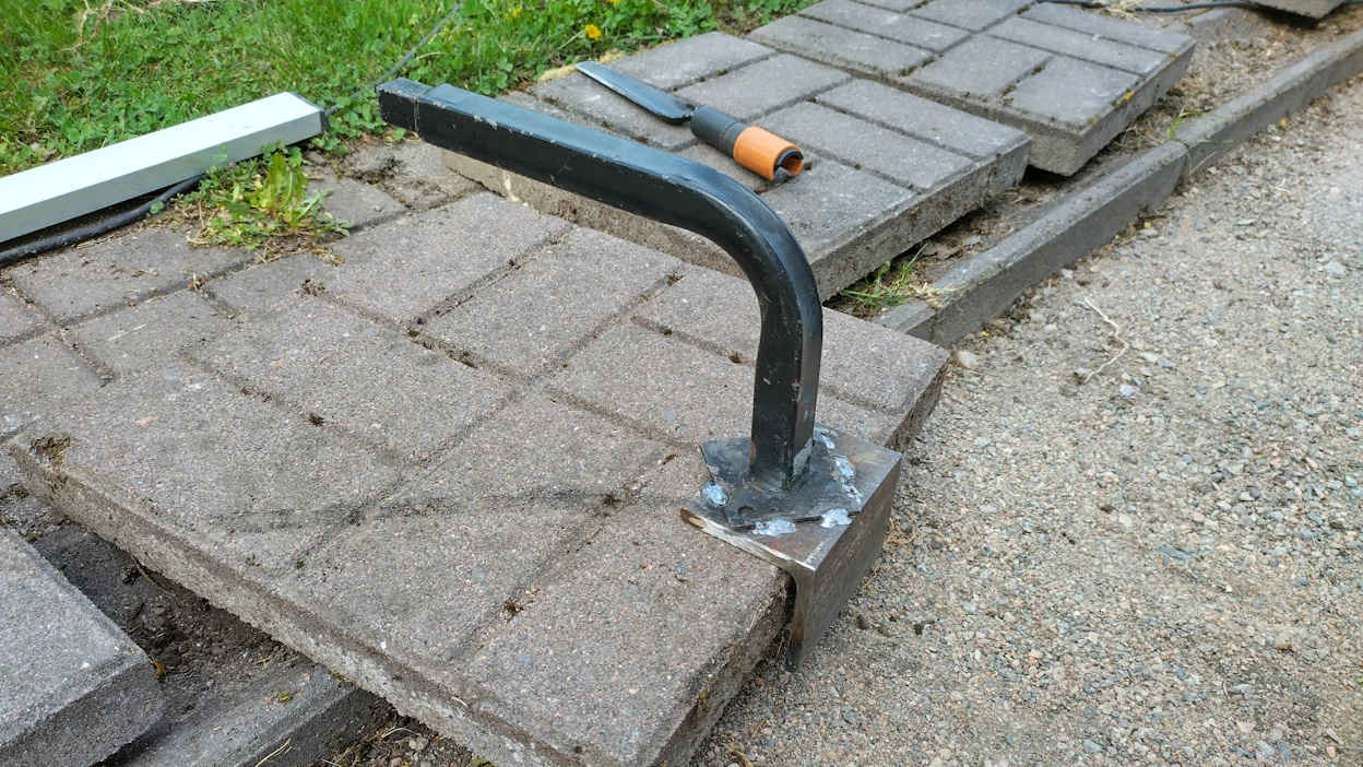Raskaiden laattojen käsittelyssä on hyvä käyttää apuvälineitä.