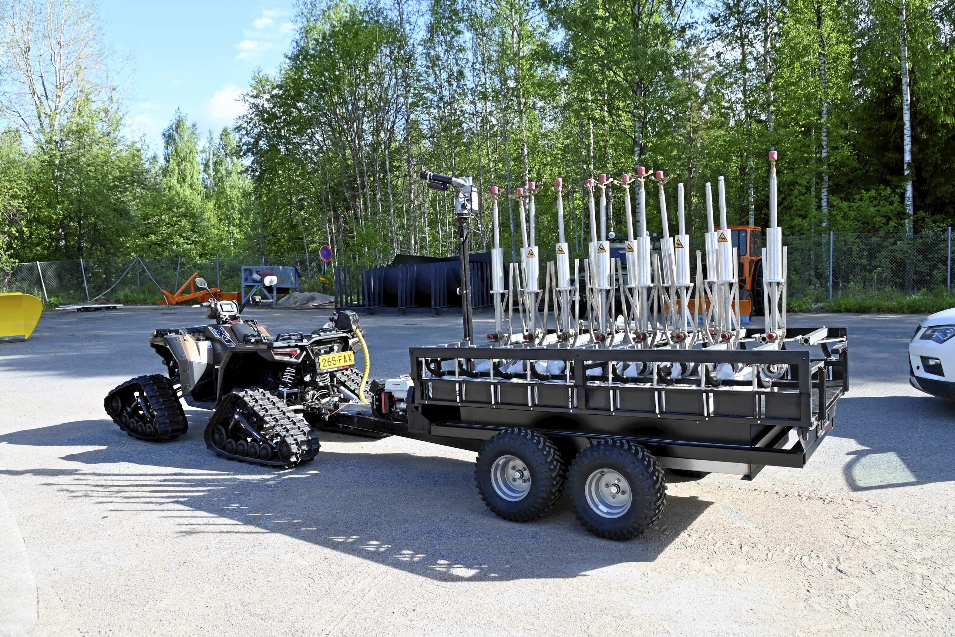 Perävaunuun rakennettu palokatkon levityslaitteisto toimii yhden henkilön voimin, mönkijän vetämänä automaattisesti.