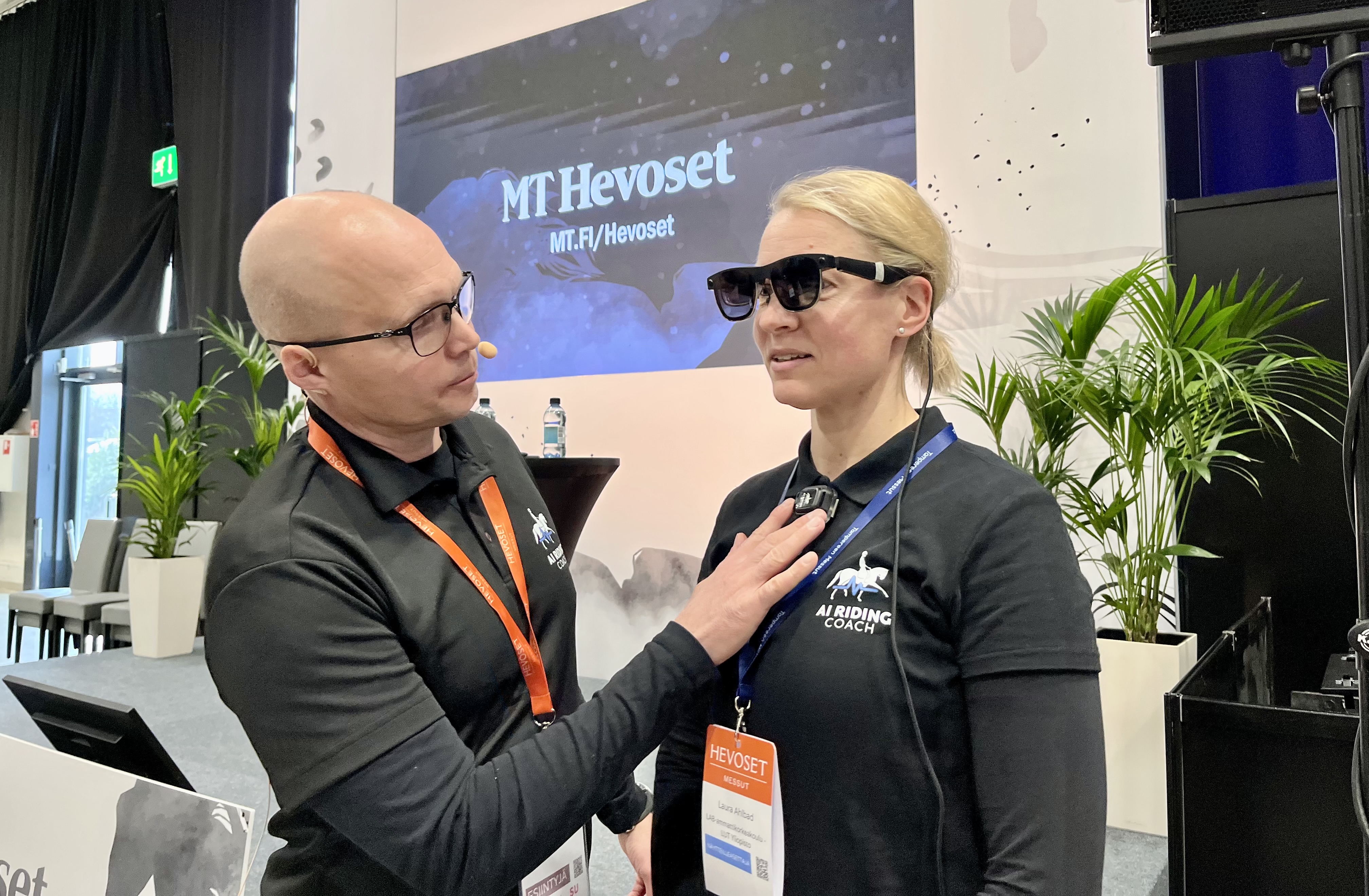 AR-lasit silmillä, sensorit kiinni ratsastajassa ja satulassa sekä matkapuhelin taskussa kertovat reaaliaikaisesti siitä, miten ratsastus sujuu. Tekoälyapuria hevosmessuilla esittelemässä Asko Kilpeläinen ja Laura Ahlbom.