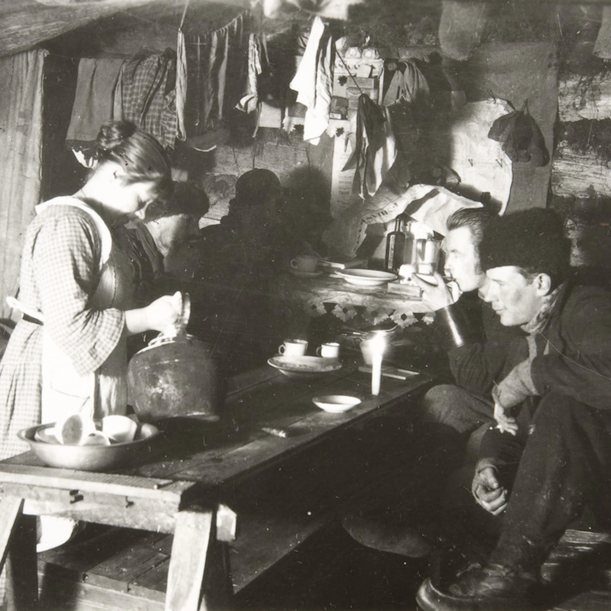 Emäntä tarjoilee kahvia metsäsaunassa Ylä-Säynäjän savotalla vuonna 1923.