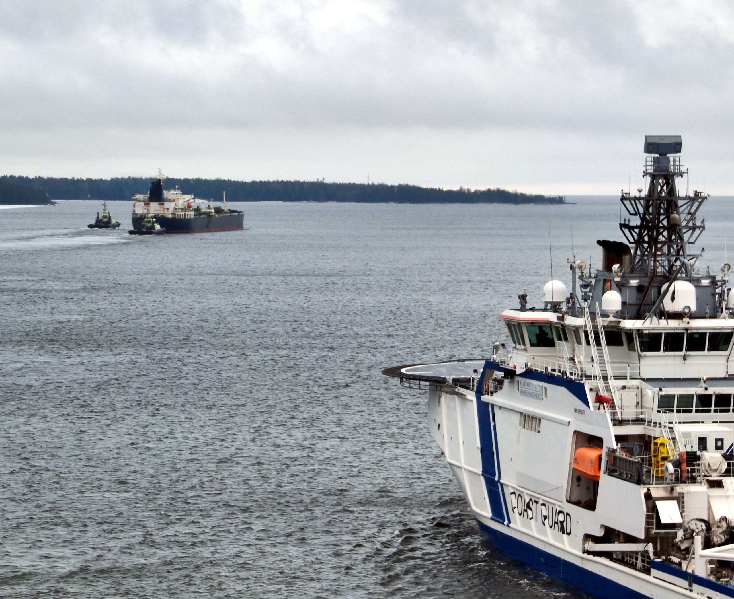 Suomenlahden merivartioston vartiolaiva Turva saattoi Eagle S -alusta pois Suomen aluevesiltä Porvoossa 2. maaliskuuta 2025. LEHTIKUVA / HANDOUT / RAJAVARTIOLAITOS FINNISH BORDER. 