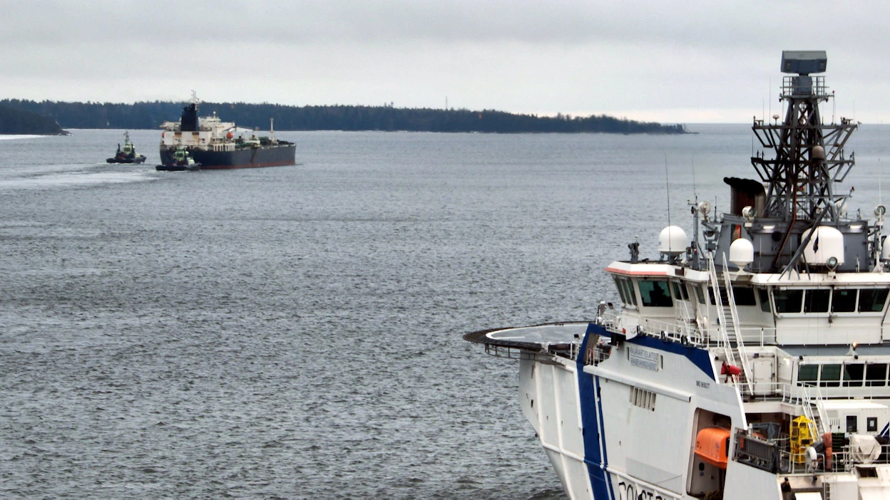 Suomenlahden merivartioston vartiolaiva Turva saattoi Eagle S -alusta pois Suomen aluevesiltä Porvoossa 2. maaliskuuta 2025. LEHTIKUVA / HANDOUT / RAJAVARTIOLAITOS FINNISH BORDER.
