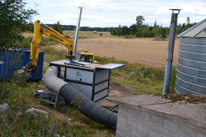 Lämmintä ilmaa tuottava lämpökontti voidaan sijoittaa kuivaamon viereen. Haitarimainen ilmaputki on joustava tapa toimittaa lämmin ilma oikeaan paikkaan. Ilmalämmittimen nimellisteho on 240 kW, jonka verran voidaan korvata öljylämmitystehoa. 