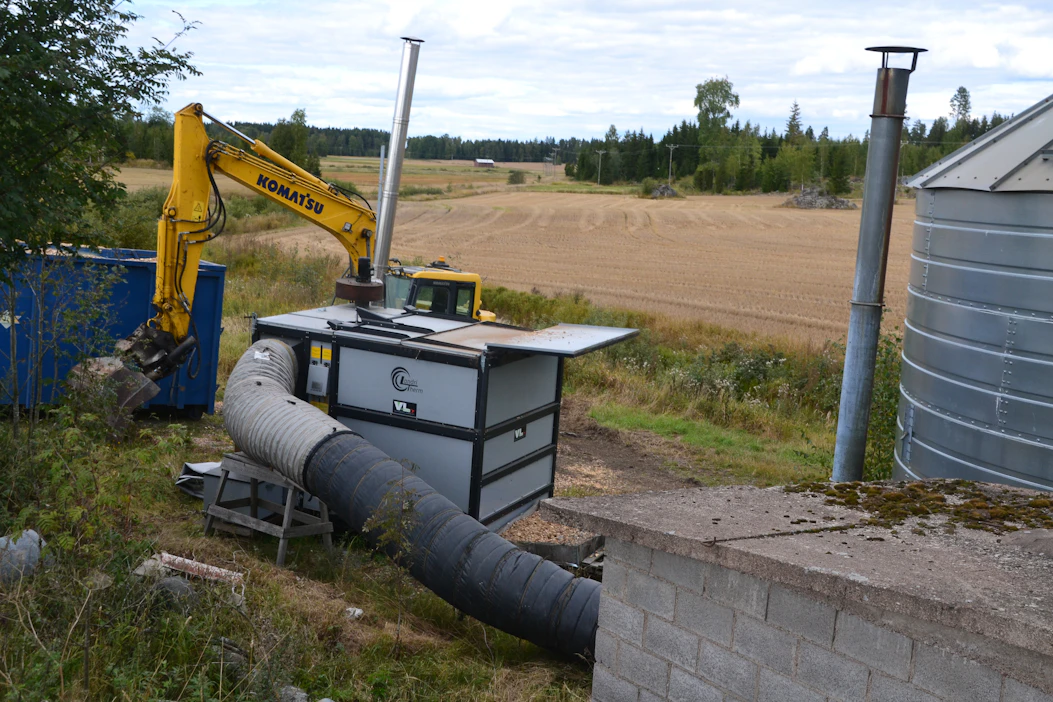 Lämmintä ilmaa tuottava lämpökontti voidaan sijoittaa kuivaamon viereen. Haitarimainen ilmaputki on joustava tapa toimittaa lämmin ilma oikeaan paikkaan. Ilmalämmittimen nimellisteho on 240 kW, jonka verran voidaan korvata öljylämmitystehoa.