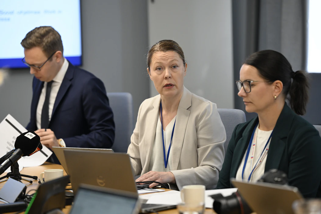 Työministeri Matias Marttinen, työ- ja elinkeinoministeriön maahanmuuttojohtaja Sonja Hämäläinen ja työ- ja elinkeinoministeriön erityisasiantuntija Satu Salonen (oik.) kertoivat ministeriön selvityksestä työperäisen maahanmuuton malleista ja pisteytyksestä. EMMI KORHONEN / LEHTIKUVA.