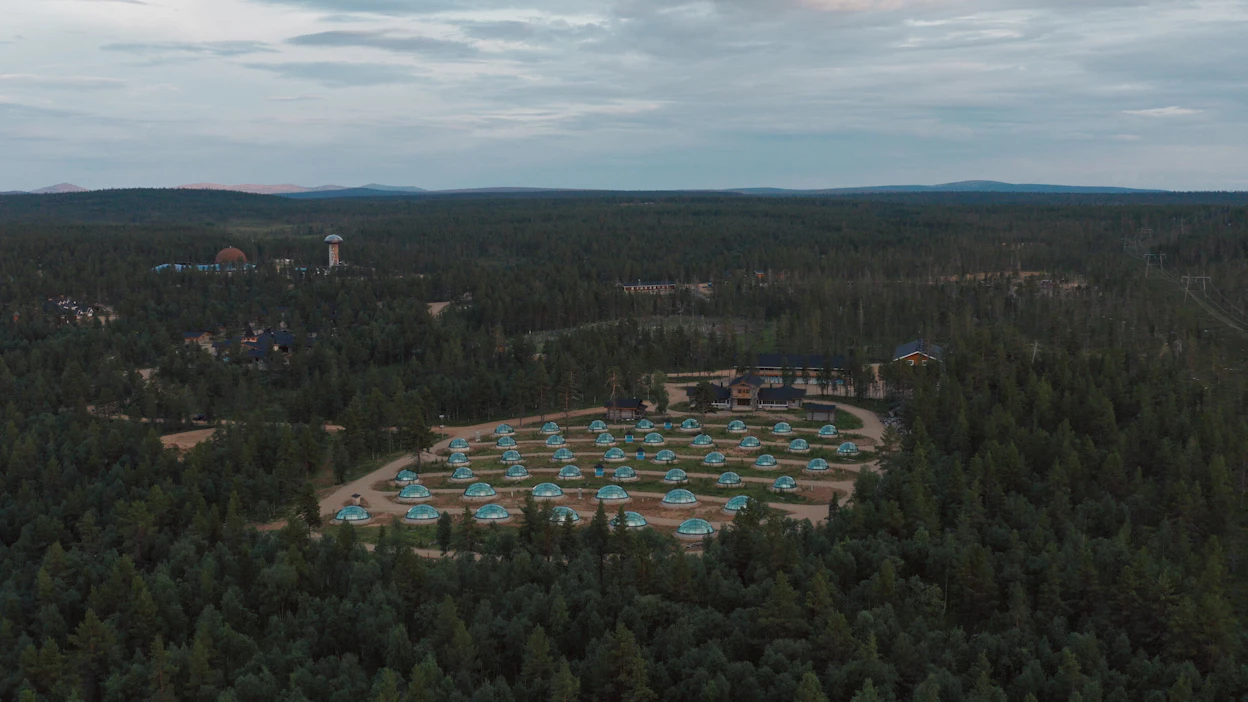 Kakslauttasen lomakylässä on lasi-igluja, jotka houkuttelevat etenkin ulkomaalaisia turisteja.