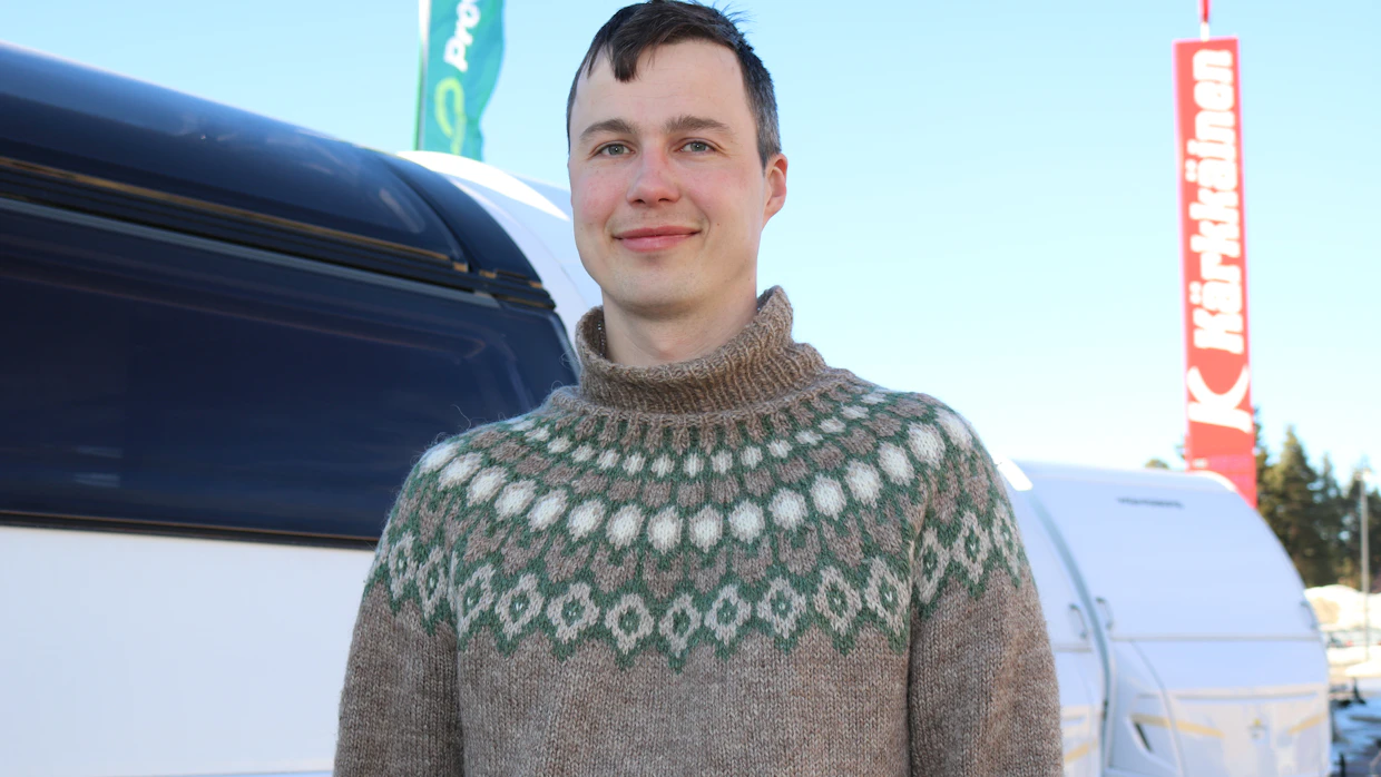 Työn vastapainona Viljar Sedrik harrastaa ilmailua. Takana on muutamia hyppyjä laskuvarjolla ja menossa on lentolupakirjan hankinta, hän paljastaa.