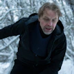 Juha (Jani Volanen) ajaa takaa vaimoaan ja muistuttaa, että tämä oli vihkivaloissa luvannut olla ”ikuisesti minun”.