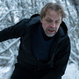 Juha (Jani Volanen) ajaa takaa vaimoaan ja muistuttaa, että tämä oli vihkivaloissa luvannut olla ”ikuisesti minun”.