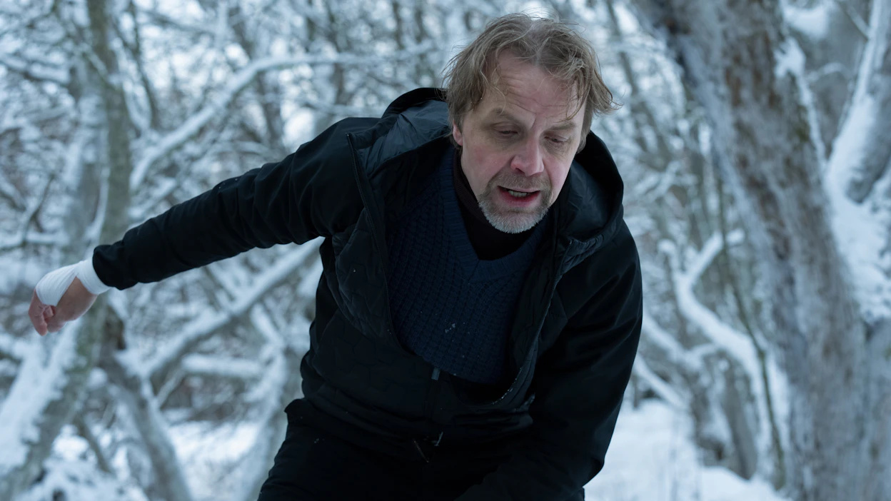 Juha (Jani Volanen) ajaa takaa vaimoaan ja muistuttaa, että tämä oli vihkivaloissa luvannut olla ”ikuisesti minun”.