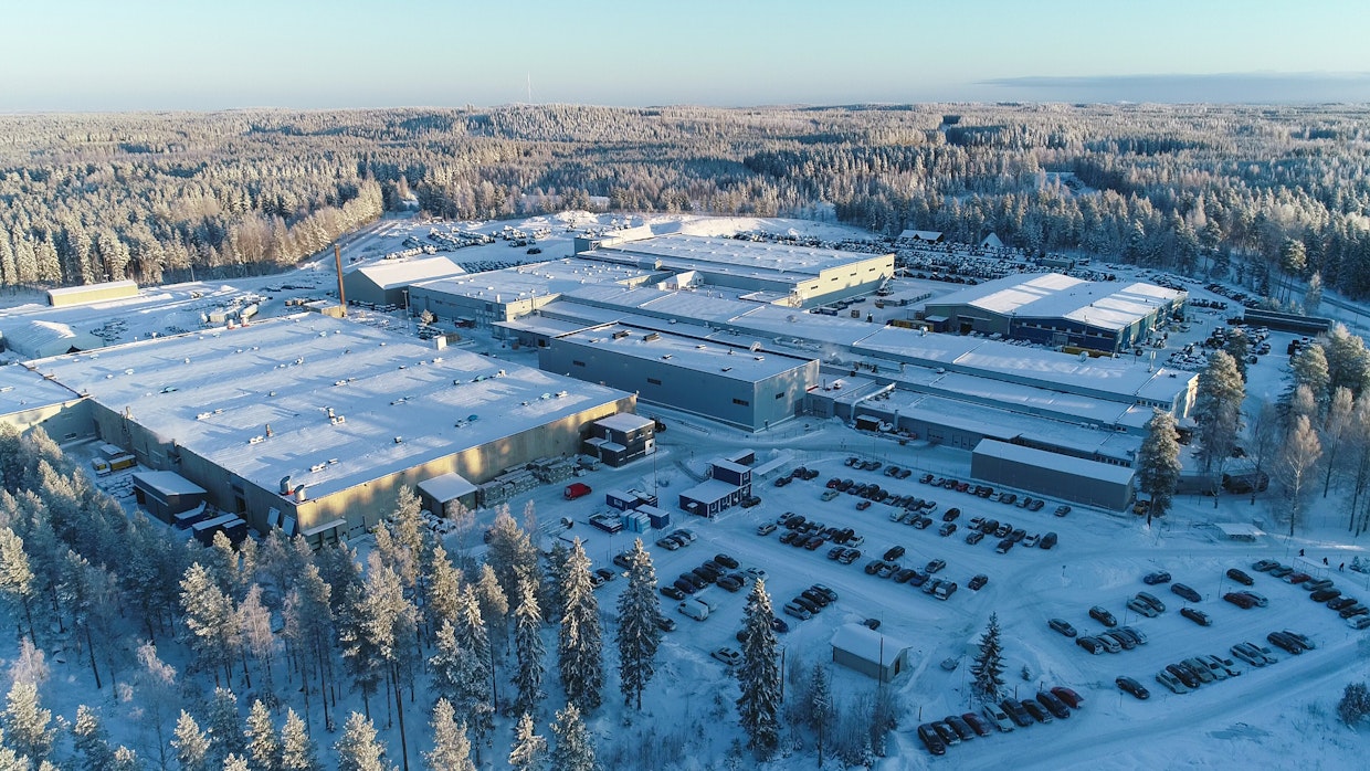 Suolahden tehdas on laajentunut vähitellen. Kuvassa oikealla esittelytila, Atrium ja keskellä pitkä halli, jossa on 300-metrinen tuotantolinja. Vasemmalla on voimansiirtotehdas, jossa valmistetaan komponentteja Suolahden tehtaalle, mutta myös muualle.