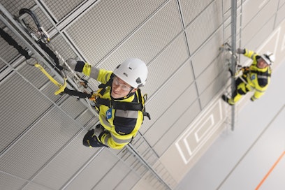 Korkealla työskennellessä hyvä kunto vähentää tapaturmariskiä. Turvallisuuskoulutus on alalla pakollinen. Kuvassa vasemmalla Anssi Sirviö vasemmalla ja oikealla Ville Loukusa Kainuun ammattiopistosta. 