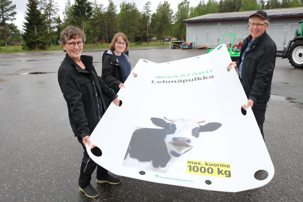 Lehmäpulkka syntyi tarpeesta ja on herättänyt kiinnostusta myös pelastuslaitoksen taholta. Idean takaa löytyvät Katri (vas.) ja Matti Koskimaa sekä tytär Maria Joensuu.