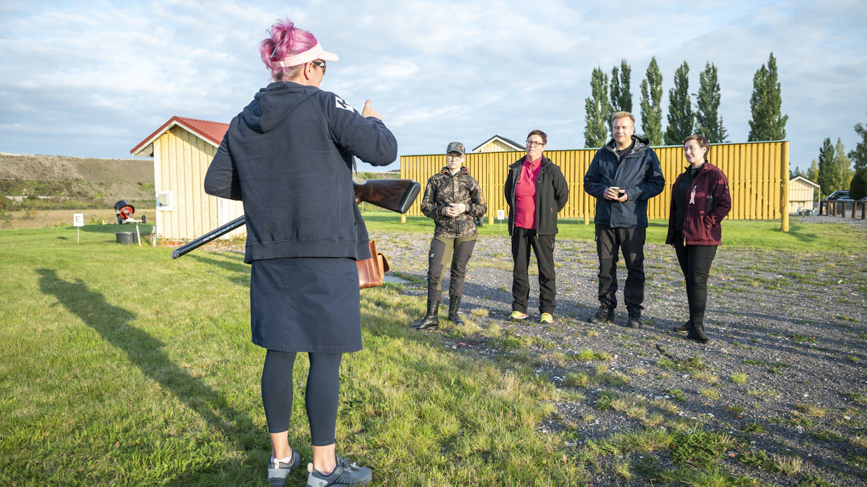 Johanna Huotari kertasi kisaajille turvallisuusasiat ja opetti osallistujille haulikkoammunnan salat.