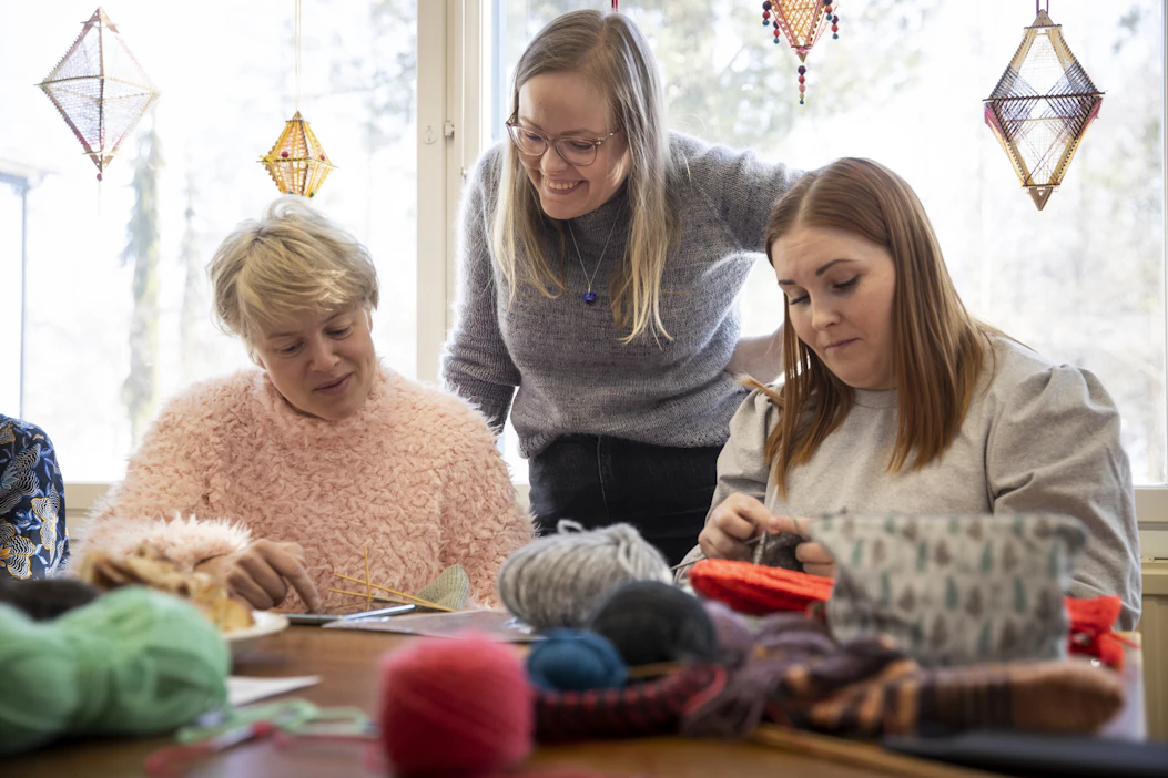 Ohjaaja Minna Lehtovaara (keskellä) opasti Jenny Sainiota (vas.) ja Riikka Viitasta huhtikuussa Lankavaaran neuleklinikalla Salon taitokeskuksessa.