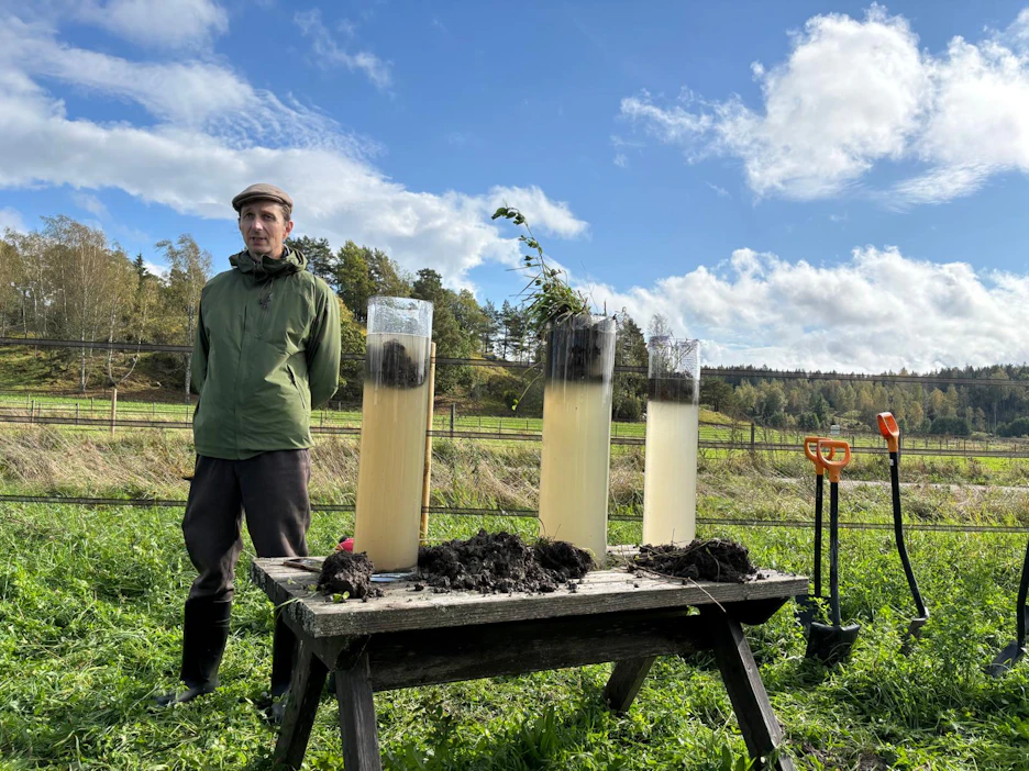 Luomuviljelijä ja tutkija Juuso Joona on monipuolisesti mukana BSAG:in uudistavan viljelyn hankkeissa. Viime viikolla hän esitteli Qvidjan kartanon pellolla maanrakennetta.
