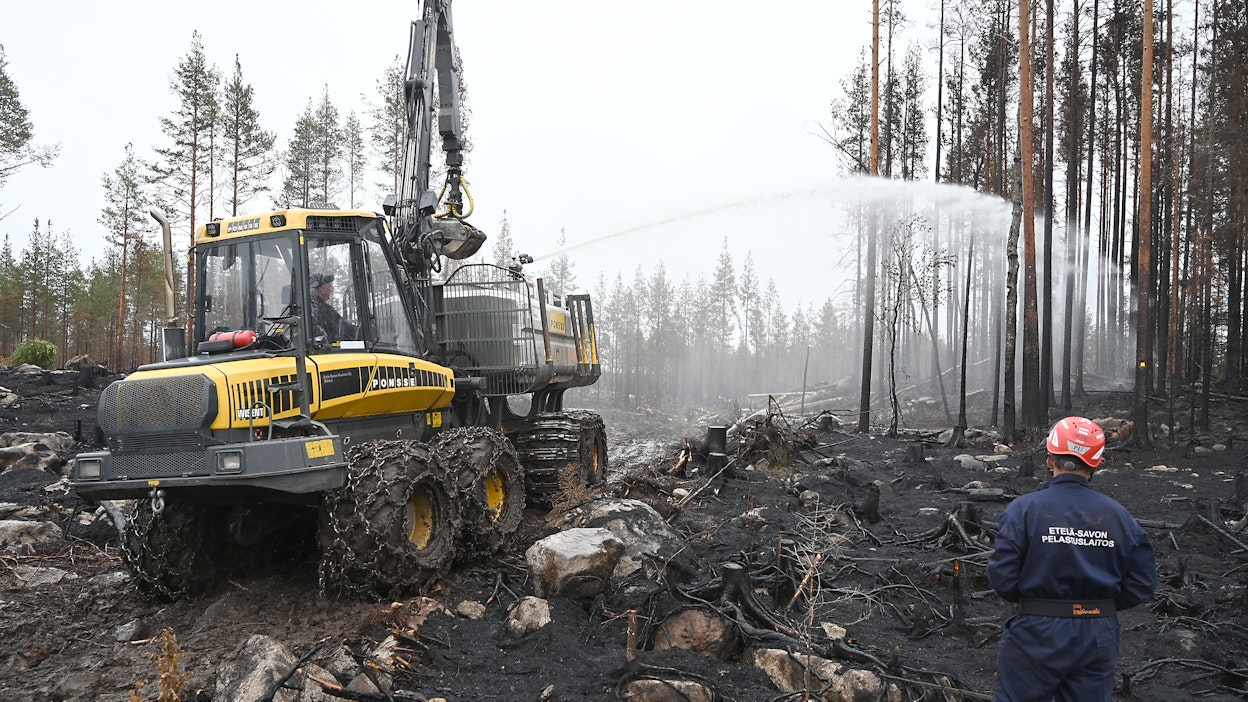 Kalajoen metsäpalon jälkisammutusta 3.8.2021. Kuvituskuva.