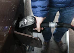 Kirjoittaja kummastelee bensan hinnanvaihtelua. Kuvituskuva.