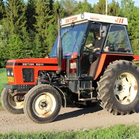 Zetor 6211 -traktoria valmistettiin vuosina 1984–92 Brnossa, Tšekkoslovakiassa.