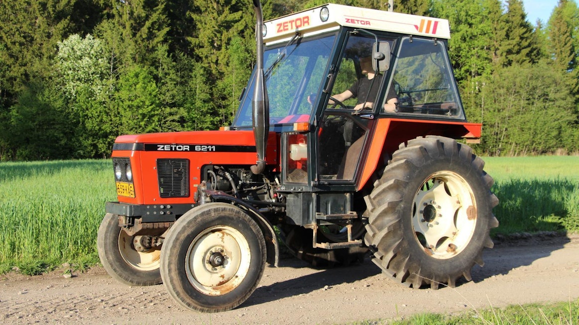 Zetor 6211 -traktoria valmistettiin vuosina 1984–92 Brnossa, Tšekkoslovakiassa.