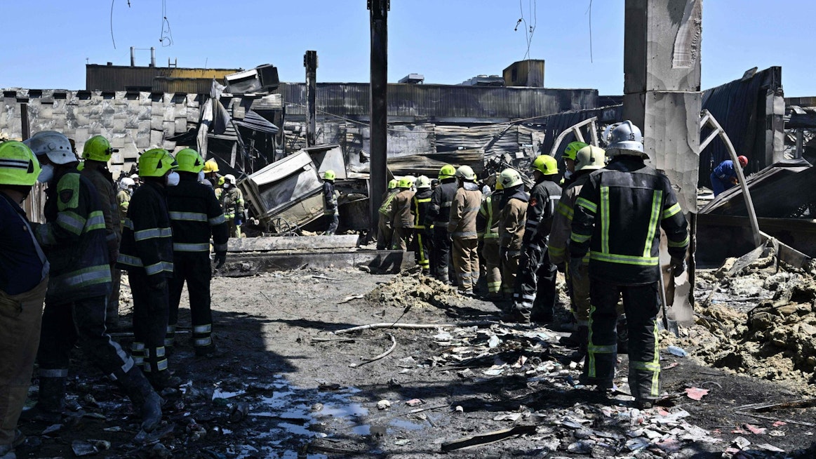 Venäjän ohjusiskun aiheuttamia tuhoja siivottiin Ukrainan Krementshukissa tiistaina. 