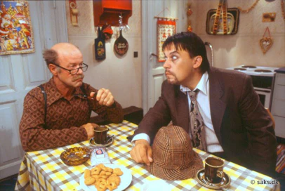 The Joulukalenteri esitettiin Suomen televisiossa ensimmäisen kerran vuonna 1997. Kari Lehtomäki näytteli Näsää ja Seppo Korjus (vas.) Olli Santasta.