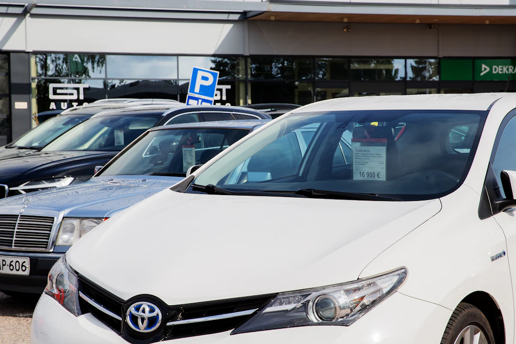 Hallitus keventää viimeistään vuonna 2017 rekisteröityjen keskipäästöisten autojen ajoneuvoverotusta.