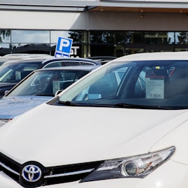 Hallitus keventää viimeistään vuonna 2017 rekisteröityjen keskipäästöisten autojen ajoneuvoverotusta.