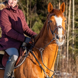 Ylöjärveläinen talliyrittäjä Sofia Järvenpää on ratsujen lisäksi kiinnostunut raviurheilusta ja käynyt ravikursseja sekä saanut ravihevosen itselleen ylläpitoon. Tulevaisuudessa hänet saattaa nähdä raviradallakin, kunhan korttikurssi on suoritettu.