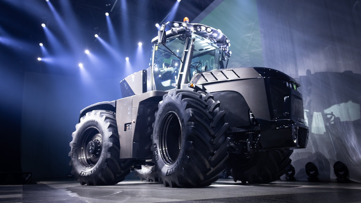 Kuvassa on yksi kolmesta nollasarjan yksilöstä. Kaikissa kolmessa traktorissa käytetään tuotekehitysmielessä eri komponentteja. Traktorit valmistetaan Liettuassa.