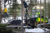 Juhani Penttilän Jarcrac Evopro Dual on yhdistelmäkone. Kun puut on hakattu, ne voi ajaa samalla koneella kouran vaihdon jälkeen. Kerrallaan kone kantaa enintään kuuden  tonnin kuorman, mikä on noin kolmasosa suuren ajokoneen kapasiteetista.